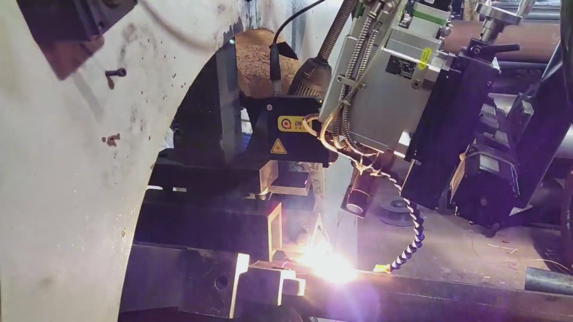 ky体育激光焊缝跟踪器应用于专机，实现灯杆焊接全自动化升级