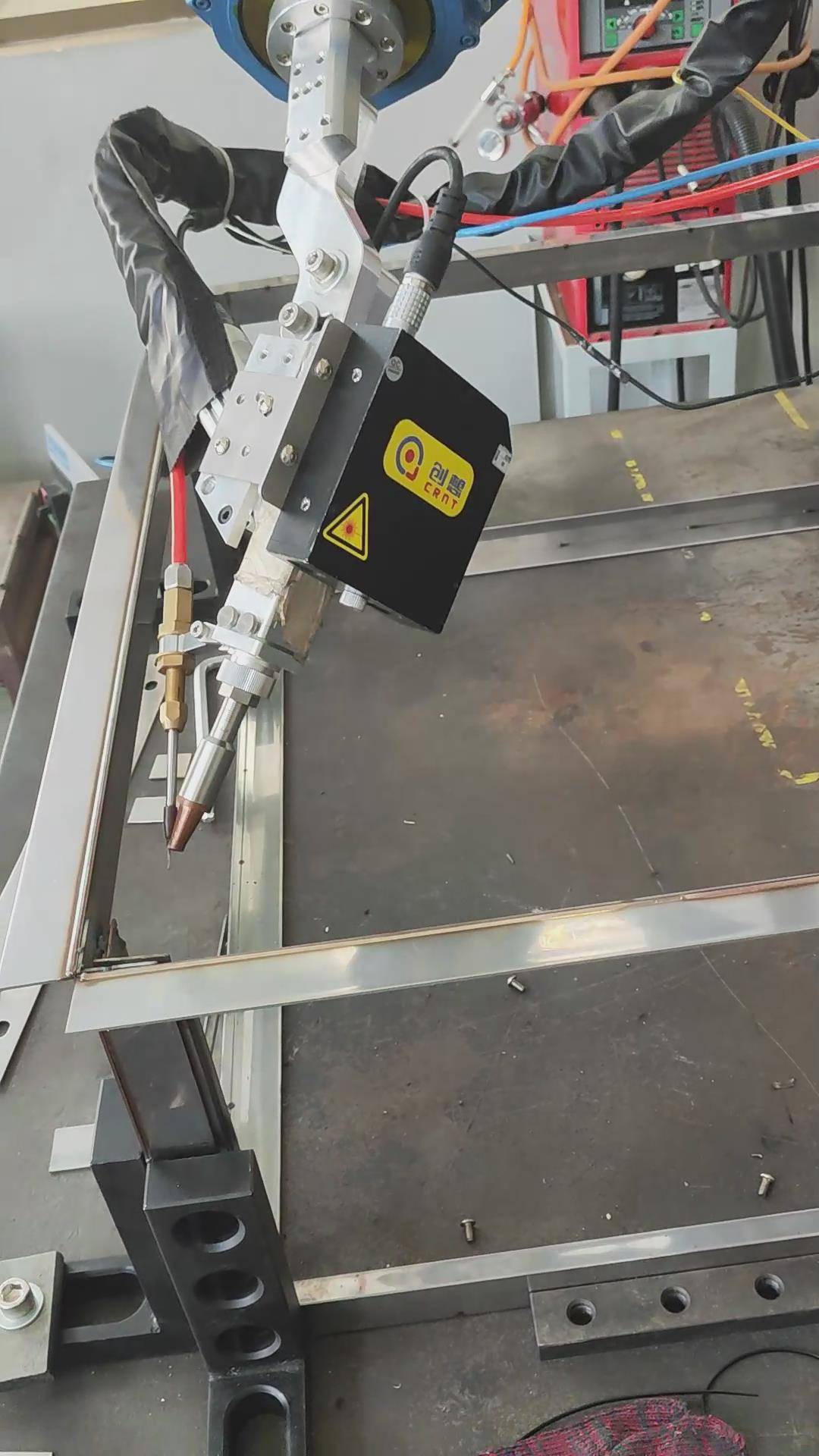 ky体育激光焊缝跟踪系统在电气柜框架自动化焊接的应用